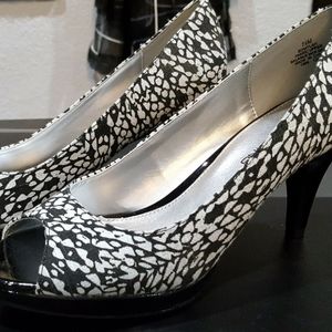 New Bandolino B&W print canvas peep toe pumps 7.5M